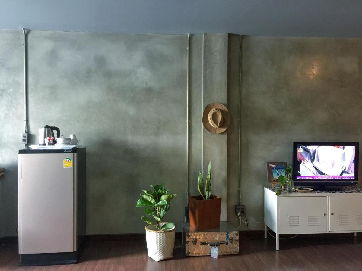 Five Stars Ratchada 19 Hostel Bangkok Exterior photo