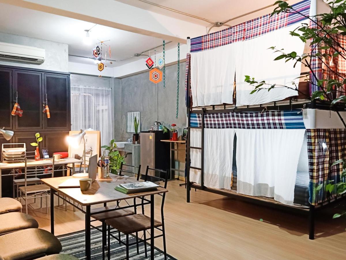 Five Stars Ratchada 19 Hostel Bangkok Exterior photo