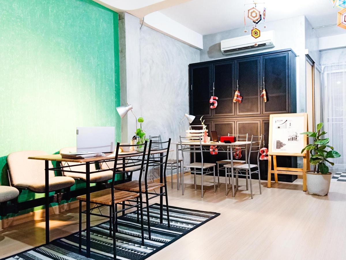Five Stars Ratchada 19 Hostel Bangkok Exterior photo