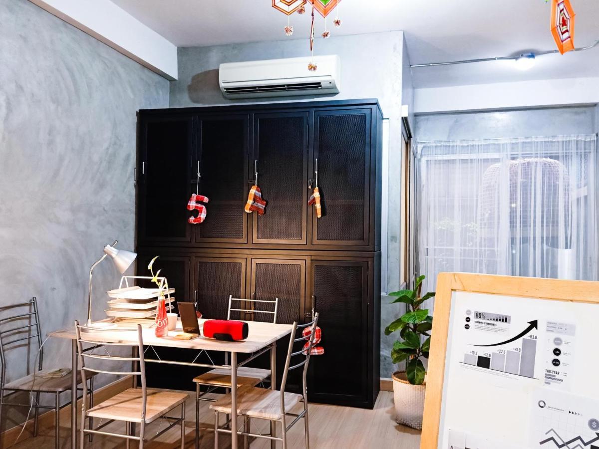 Five Stars Ratchada 19 Hostel Bangkok Exterior photo