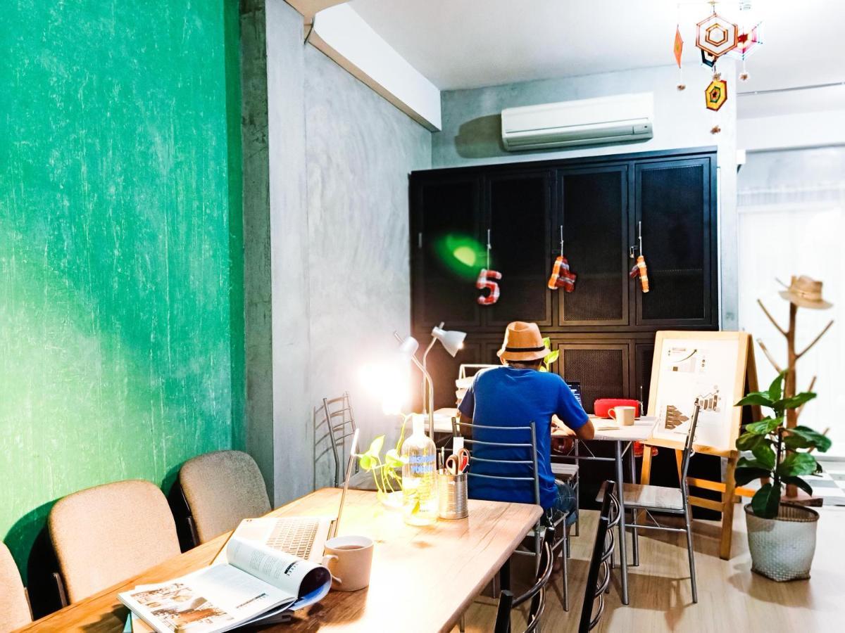 Five Stars Ratchada 19 Hostel Bangkok Exterior photo